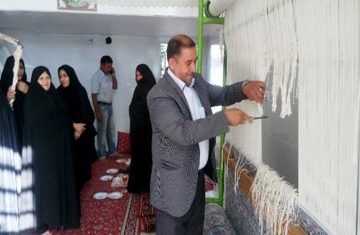 ايرانيات يحكن ثلاثة سجاجيد ويقدمنها للعتبات المقدسة في العراق