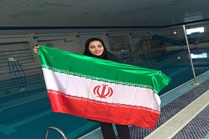 سيدة من خوزستان تحطم الرقم القياسي للسباحة دون استخدام اليدين
