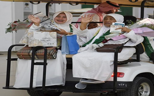 صور.. وصول مُعمر إندونيسى يبلغ 130 عامًا إلى السعودية لأداء مناسك الحج