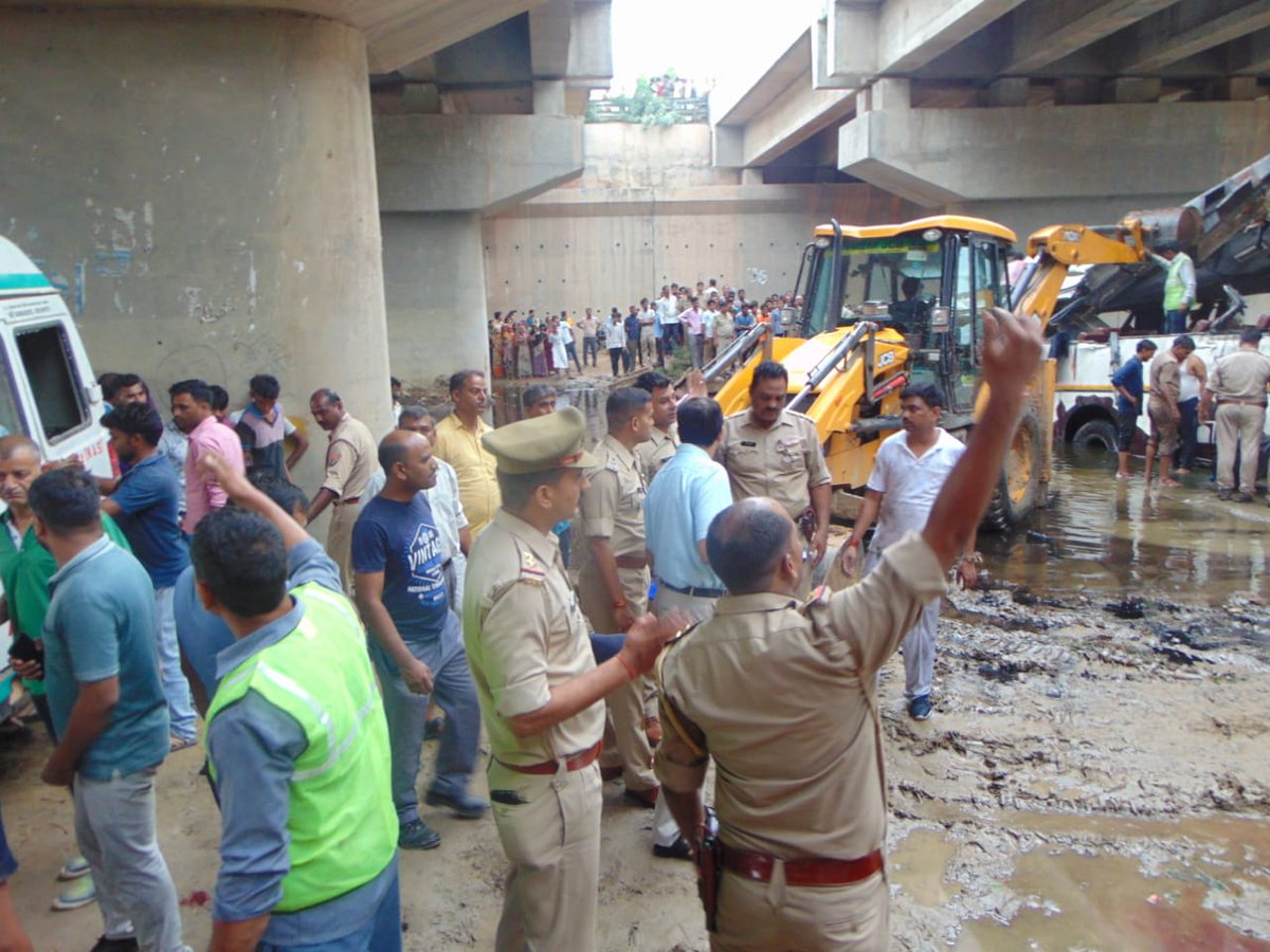 مقتل 29 شخصا بسقوط حافلة ركاب في قناة شمالي الهند + صور