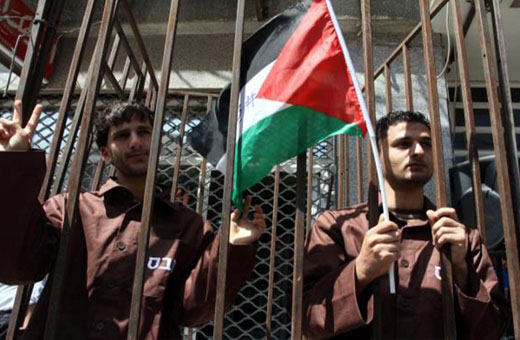 100 أسير يواصلون الإضراب ضد أجهزة التشويش في السجون
