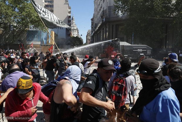 Argentinean protesters clash with police