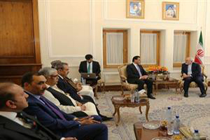 Iran, Pakistan discuss boosting bilateral ties