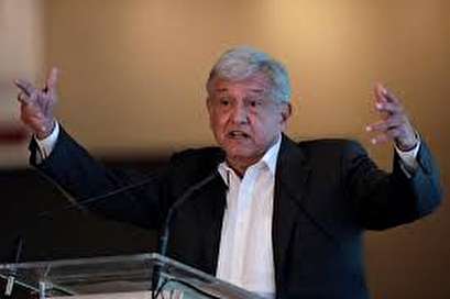 Channeling national pride, Mexican front-runner to campaign by U.S. border