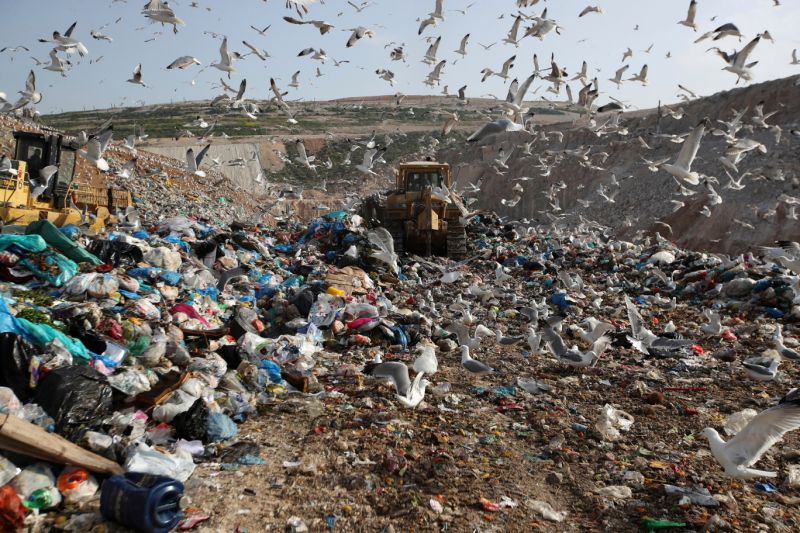 UK mulls plan to ban plastic straws and cut waste