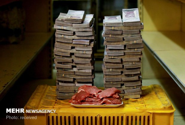Venezuela hikes salaries in 95% devaluation amid hyperinflation