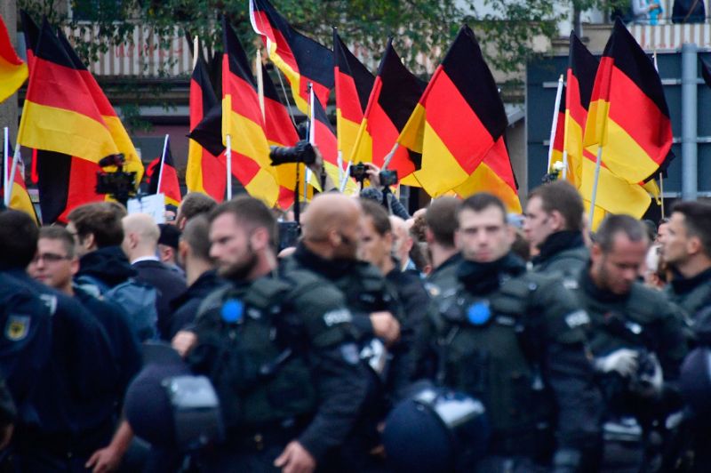 Thousands protest for and against migrants in tense German town