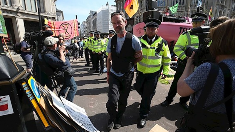 Police arrest climate change protesters in London
