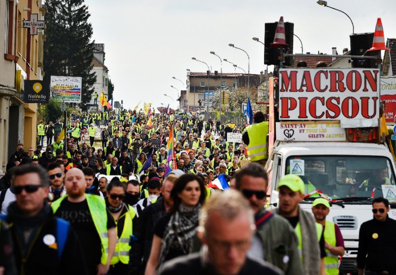 'Yellow vests' march again as government tries to regroup