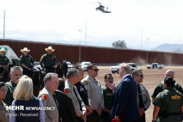 Trump visits US-Mexico border wall