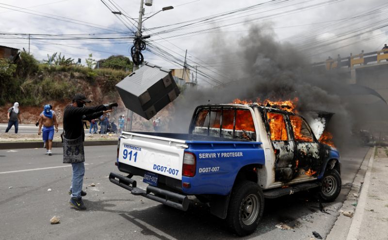 25 hurt in protests by Honduran teachers, medical workers