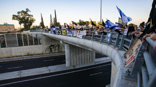 Anti-Netanyahu demonstrators rally throughout the country for 18th week