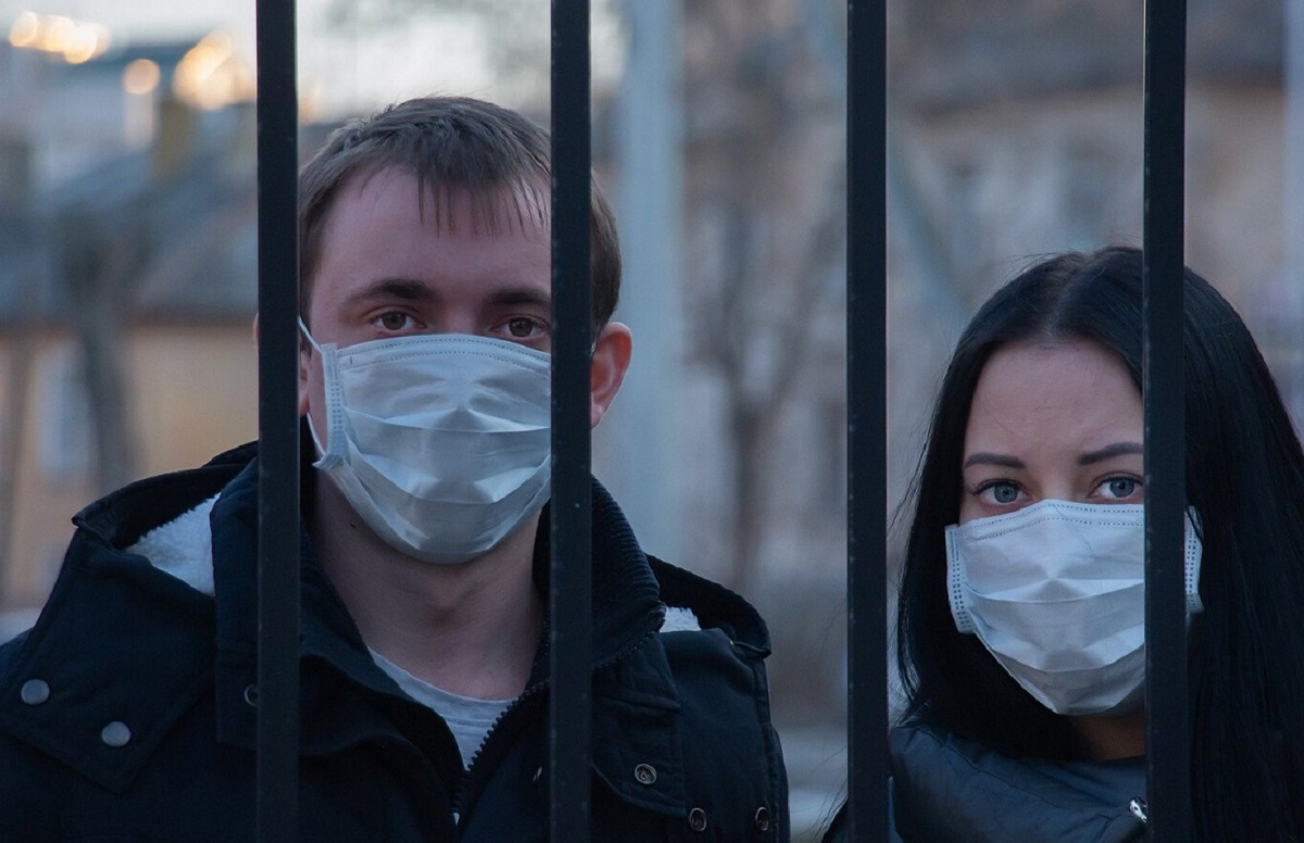 Study reveals: Women are more likely than men to social distance and wear masks