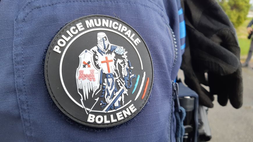 France: Two municipal police officers were attacked with a knife