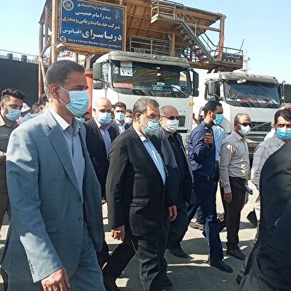 Vice President visits the process of unloading and loading basic goods in Imam Khomeini port
