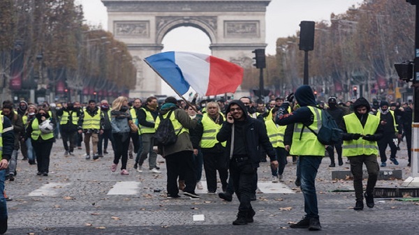 Paris Police Fire Tear Gas at Yellow Vest Protesters on May Day