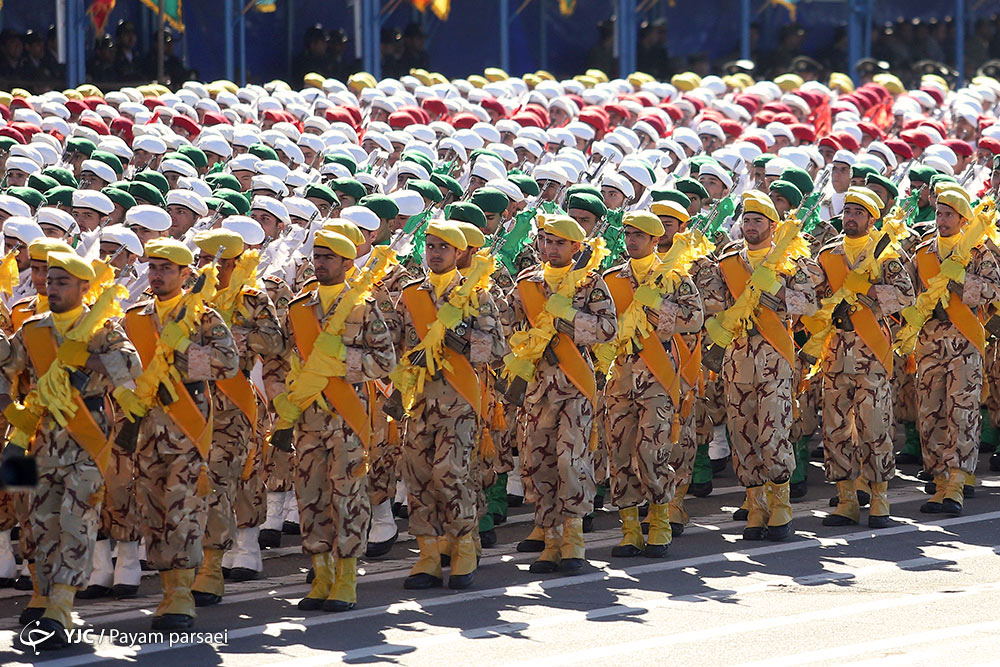 آغاز مراسم رژه ارتش جمهوری اسلامی ایران در جوار بارگاه حضرت امام خمینی (ره)