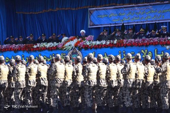 آغاز مراسم رژه ارتش جمهوری اسلامی ایران در جوار بارگاه امام راحل/ روحانی: نیروهای مسلح در خط مقدم حفظ منافع ملی هستند