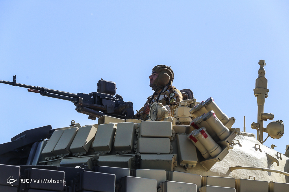 نمایش تجهیزاتی دفاعی؛ از رژه سامانه S300 تا غرش جنگنده‌های نهاجا/ روحانی: نیروهای مسلح در خط مقدم حفظ منافع ملی هستند