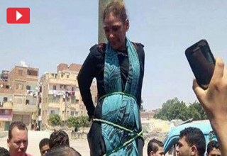 زنی که به اتهام کودک ربایی در ملاء عام مجازات شد 