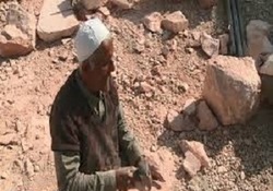 آشنایی با پیرمرد نابینایی که به راحتی خیاطی می‌کند + فیلم