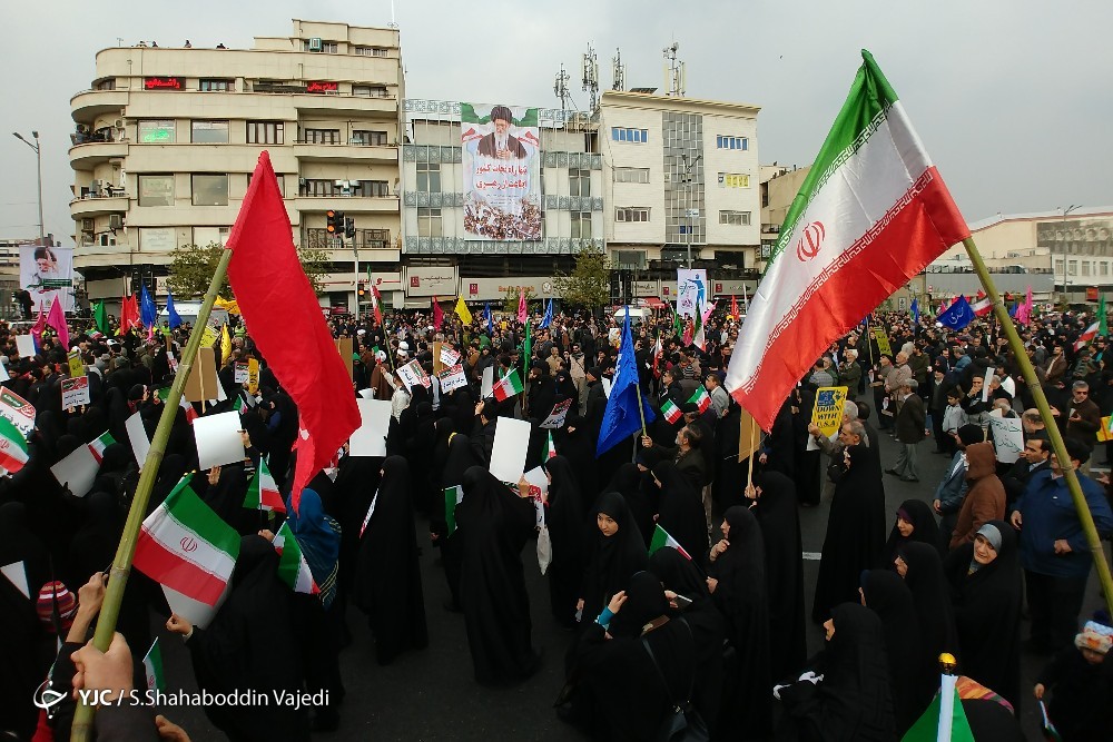 راهپیمایی مردم تهران در محکومیت آشوب‌های اخیر/ سردار سلامی: دشمنان از خط قرمز‌های ما عبور کنند، نابود می‌شوند