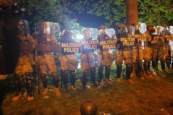 خشم مردم آمریکا از رفتار نژادپرستانه پلیس/ ادامه تظاهرات در شهر ها و ایالت های مختلف+ تصاویر و فیلم