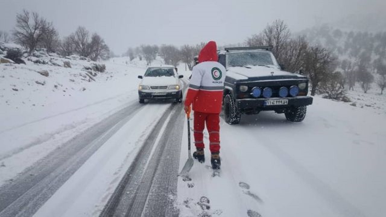 امدادرسانی و اسکان ۴۸ مسافر گرفتار در برف و کولاک تاراز در خوزستان