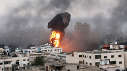 لحظه خارج کردن پیکر یک شهید فلسطینی از زیر آوار در غزه