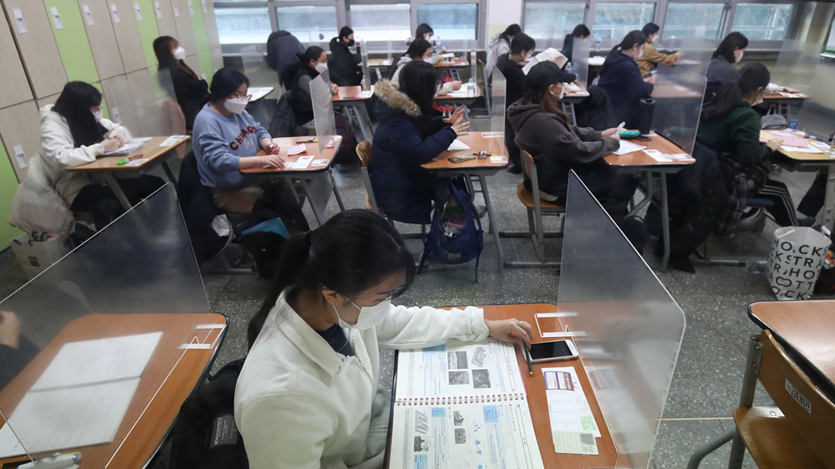 استعفای مسئول کنکور کره جنوبی به‌خاطر سختی سوالات + فیلم