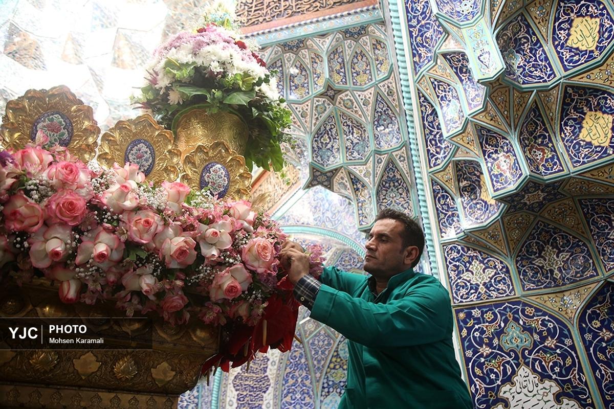 گل‌آرایی ضریح مطهر حضرت معصومه(س) در سالروز ورود ایشان به قم