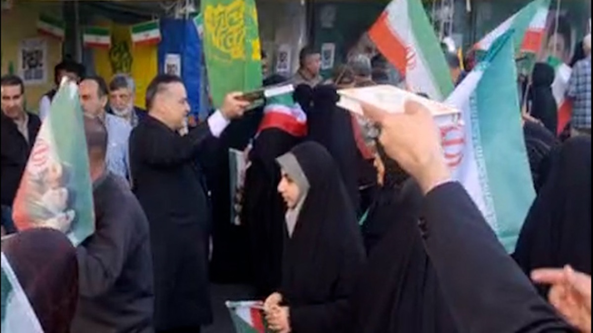 هم خوانی قرآن توسط یک خانواده در برنامه محفل + فیلم
